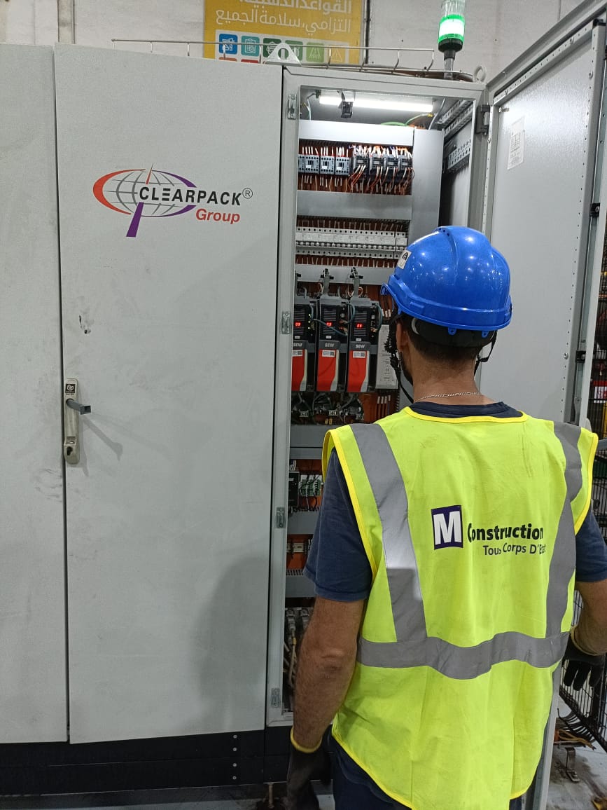 Contrôle d'une armoire électrique de commande sur une ligne de production