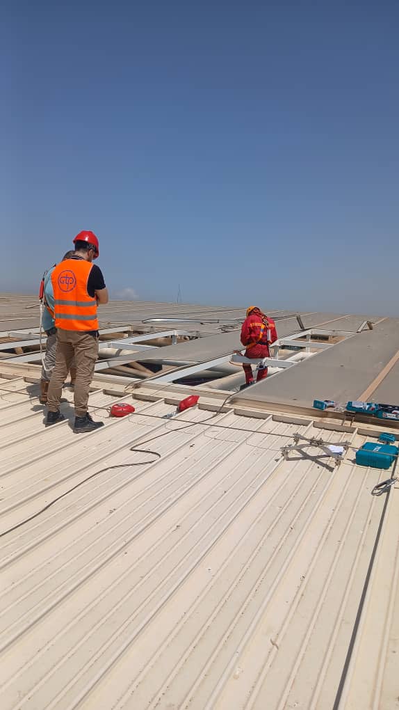 Pose de la couverture métallique sur une charpente de hangar