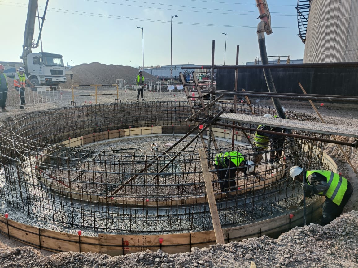 Ferraillage circulaire d'un radier en béton armé avant coulage