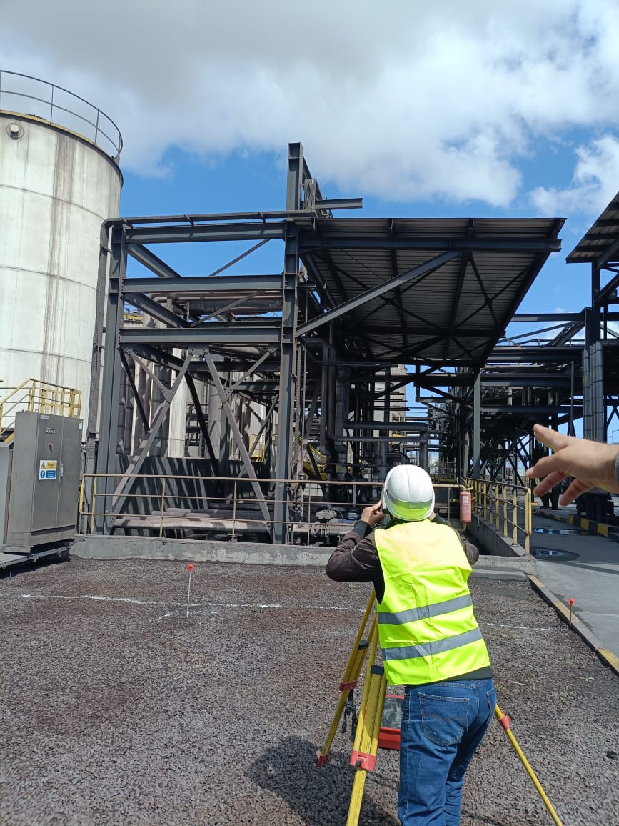 Relevé topographique sur site industriel à proximité des charpentes métalliques