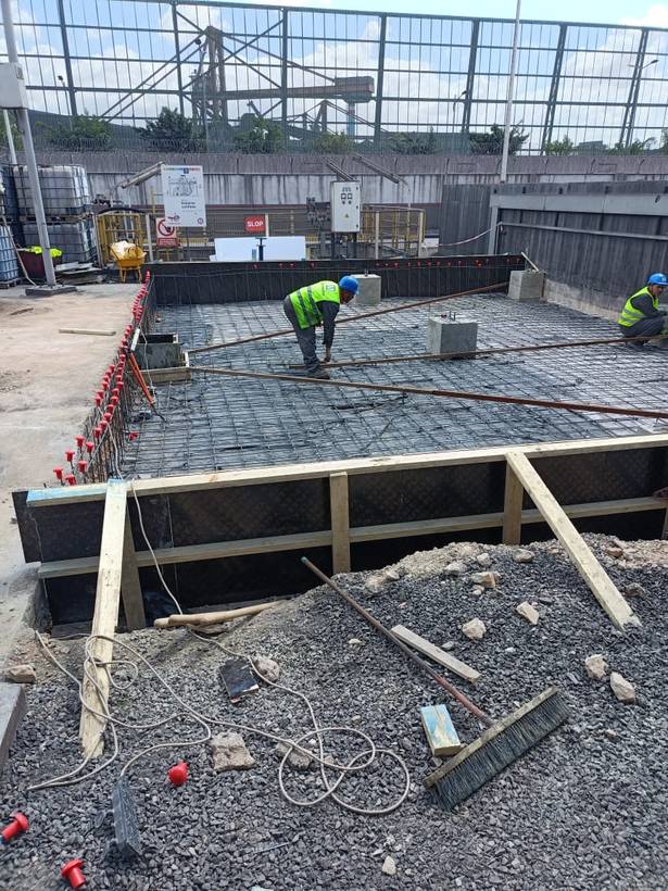 Préparation du radier béton armé en zone confinée