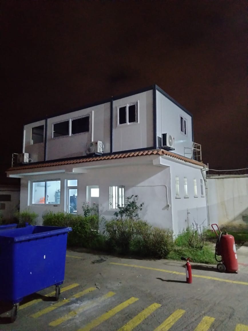 Module préfabriqué installé en extension d'un bâtiment