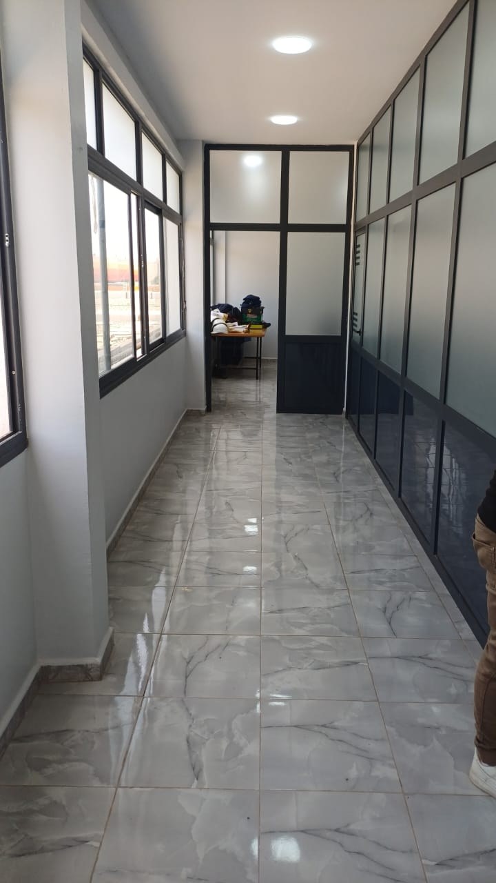 Aménagement intérieur d'un couloir avec cloisons vitrées