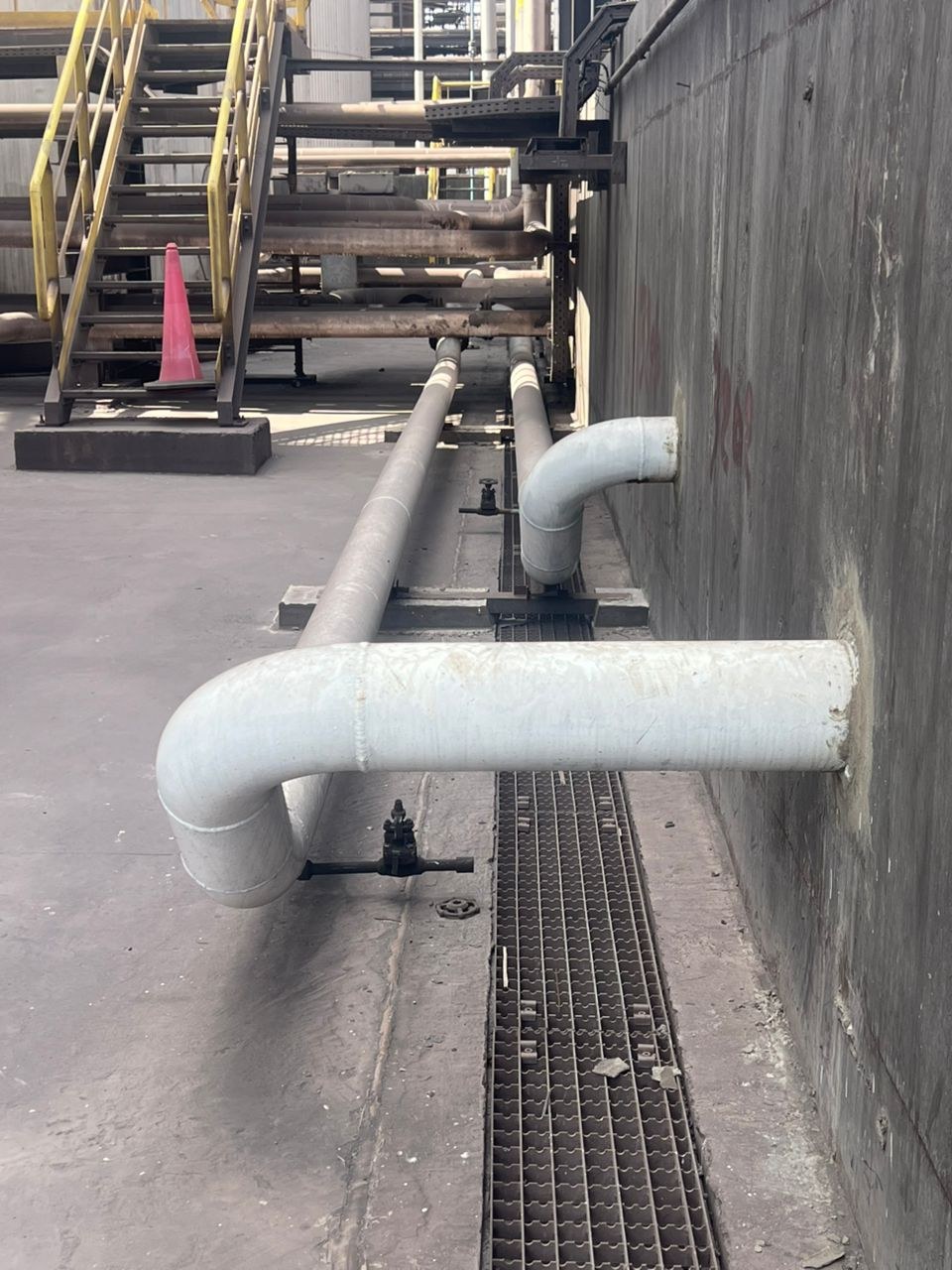Réseau de tuyauterie industrielle raccordé en paroi