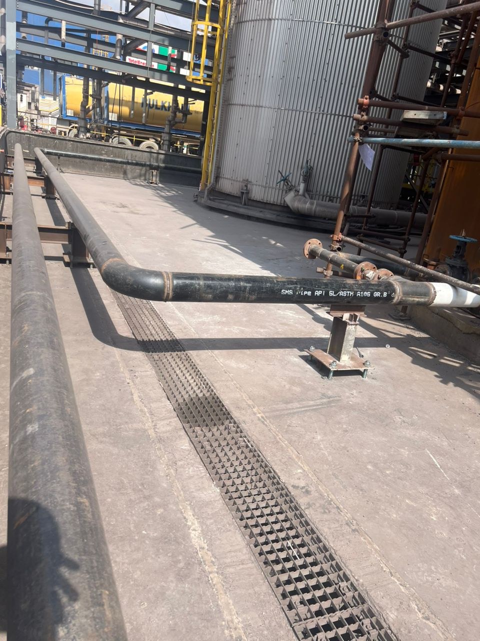 Ligne de tuyauterie posée sur supports métalliques