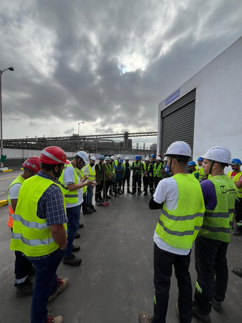 Équipe M Construction en briefing sur site