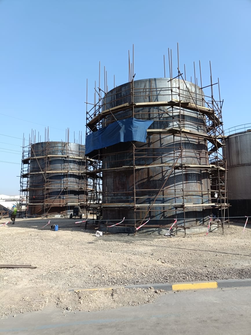 Montage des viroles métalliques et échafaudage pour la construction de réservoirs de stockage